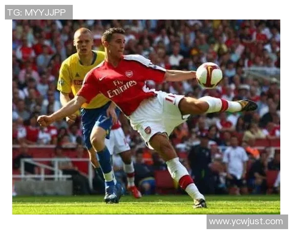 以足球球星射门瞬间为核心展现速度力量与激情交织的精彩转场画面